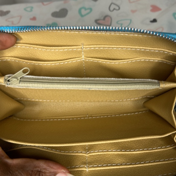 VERA PELLE aqua blue floral design zip around wallet. Holds up to 8 cards. - Picture 6 of 9